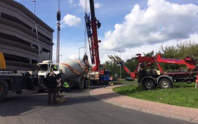 Wypadek załadowanej betoniarki przy drodze – Wszemirów
